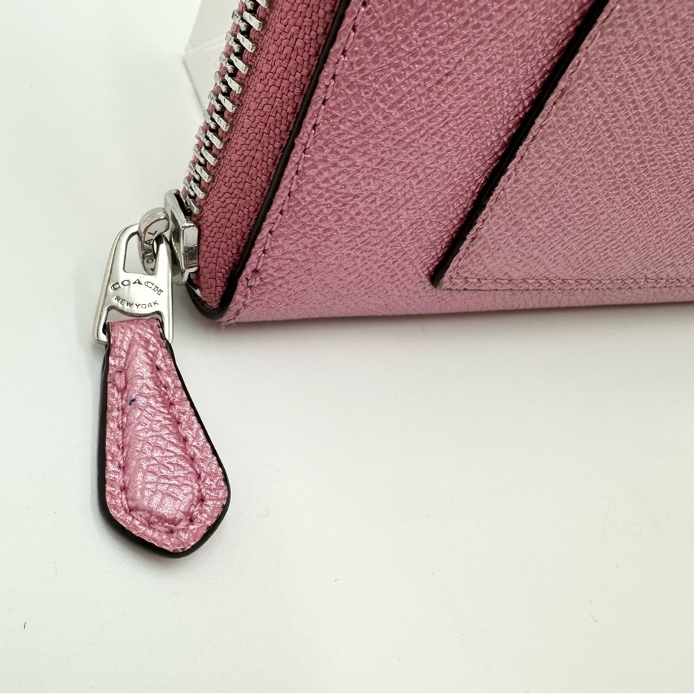 Coach Crossgrain Leather Accordion Zip Wallet
Metallic Antique Blush F21068 - Picture 2 of 15